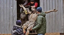 Estatua de Cristo crucificado siendo retirada de la Catedral armenia de Leu00f3polis, Ucrania. Cru00e9dito: Twitter de Tim Le Berre