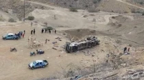 El bus accidentado en el norte del Peru00fa. Cru00e9dito: Twitter Agencia ANDINA