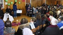 Mons. Charles Scicluna y Mons. Jordi Bertomeu con la Agrupaciu00f3n Laicos y Laicas de Osorno - Foto: Comunicaciones Misiu00f3n Pastoral Osorno