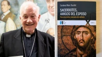 El Cardenal Ouellet junto con su libro. Foto: Daniel Ibu00e1u00f1ez / ACI Prensa