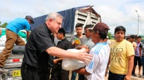 Mons. Josu00e9 Antonio Eguren llevando ayuda a damnificados de Piura (2017) / Cru00e9dito: Arzobispado de Piura