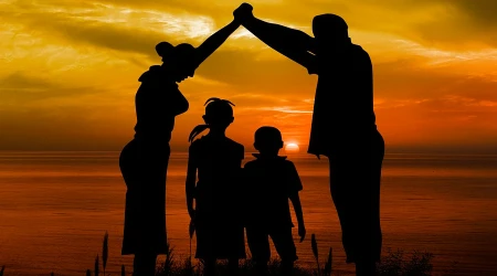 Existe un u201cproyecto diabu00f3licou201d para destruir a la familia, advierte autoridad vaticana