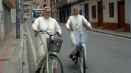 Conoce a las ju00f3venes monjas que evangelizan Colombia en bicicleta