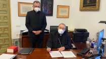 Mons. Cerro Chaves firma el decreto. Foto: Archidiu00f3cesis de Toledo