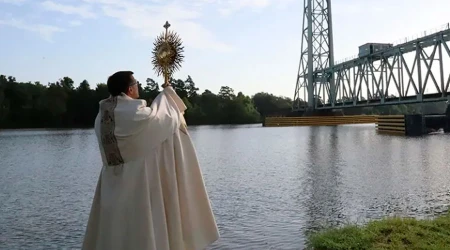 Obispo clama a Dios con el Santu00edsimo ante amenaza del huracu00e1n Ida 