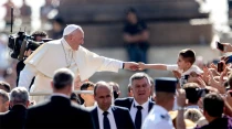 El Papa Francisco saluda a un niu00f1o en la Plaza de San Pedro. Foto: Daniel Ibu00e1u00f1ez / ACI Prensa