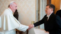 Papa Francisco recibiendo al entonces nuevo embajador de Bolivia, Julio Cu00e9sar Caballero en el 2016. Cru00e9dito: Vatican Media