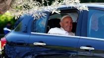 Papa Francisco al interior de un vehu00edculo. Cru00e9dito: Shutterstock