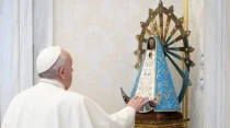 Papa Francisco ante la Virgen de Luju00e1n. (Imagen referencial). Cru00e9dito: Vatican Media