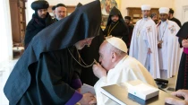 El Papa Francisco con sacerdotes y monjes de las Iglesias Ortodoxas Orientales. Cru00e9dito: Vatican Media