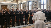 Papa Francisco con artistas del Concierto de Navidad 2022. Cru00e9dito: Vatican Media