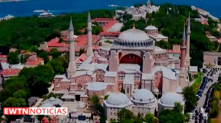 Musulmanes rezan en Santa Sofu00eda, reconvertida en mezquita despuu00e9s de 86 au00f1os