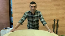 Mahdi ante pila bautismal. Cru00e9dito: Archidiu00f3cesis de Burgos (Espau00f1a)