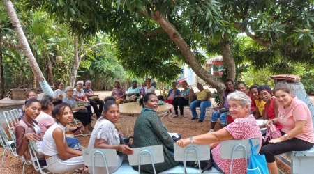 Las mujeres que pasan tiempo con las Hermanas de la Compañía de María fortalecen su autoestima a través de talleres.