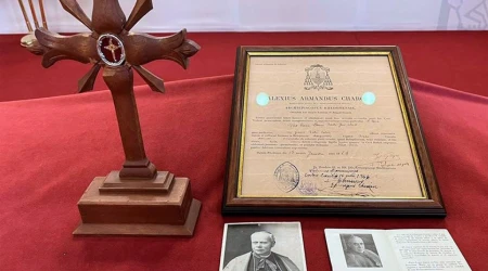 Cruz que contiene dos astillas del Lignum Crucis que fue comprada por casualidad en Internet.