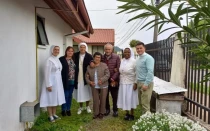 Audelia Parra junto a su familia y religiosas de la congregación