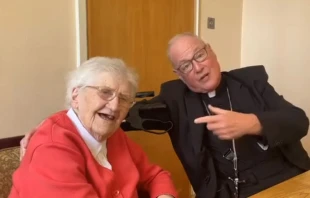 Cardenal Timothy Dolan con la hermana Mary Bosco, religiosa de 100 años. Crédito: @CardInalDolan en X.