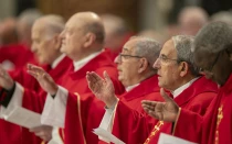 Un grupo de cardenales en la sexta Misa de los novendiales por el Papa Francisco, el 1 de mayo en la Basílica de San Pedro.