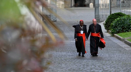 Cardenales en el Vaticano de camino a la Congregación General este 29 de abril