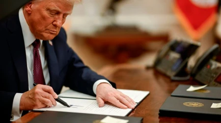 El presidente Donald Trump firma órdenes ejecutivas en la Oficina Oval de la Casa Blanca.