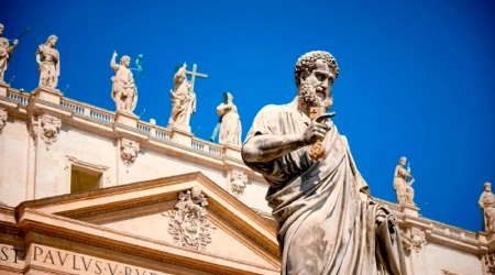 Estatua de San Pedro en el Vaticano.