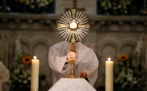 Eucaristía en el Santuario de Nuestra Señora de la Salette, Francia.
