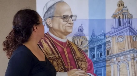 La artista Mercedes Fariña junto al retrato que pintó del Papa León XIV 12052025
