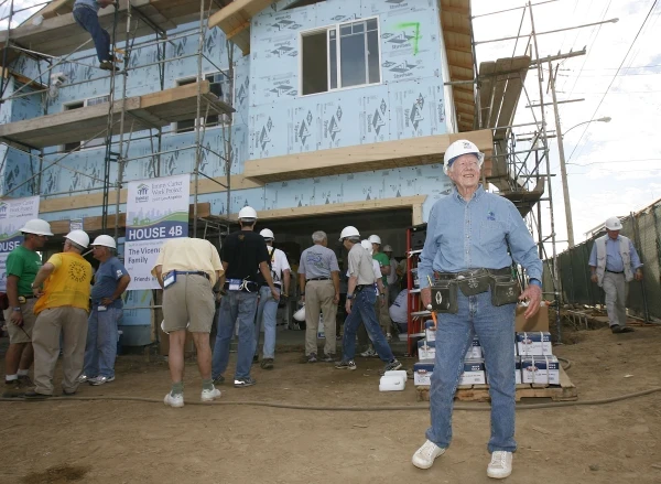 El expresidente estadounidense Jimmy Carter en las obras de Habitat for Humanity en San Pedro, California, el 29 de octubre de 2007. Crédito: Charley Gallay/Getty Images