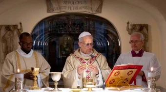 El Papa León XIV celebra la Misa en el altar que está cerca a la tumba de San Pedro, en las Grutas Vaticanas.