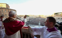 El Papa León XIV da la bendición a los fieles católicos reunidos en la Plaza de San Pedro tras su elección, el 8 de mayo.