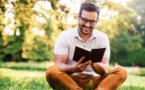 Imagen referencial de un hombre leyendo.
