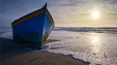 Barco migrante en playa Camposoto San Fernando Cádiz (España)