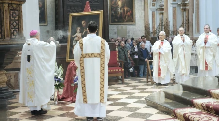 El Arzobispo de Valencia, Mons. Enrique Benavent inciensa un cuadro de San José en su solemnidad.