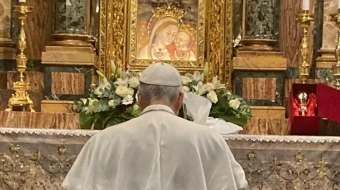 León XIV rezando frente al milagroso icono de la Madre del Buen Consejo en Genazzano.