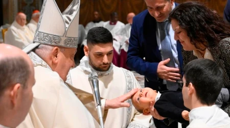 El Papa Francisco durante la ceremonia de bautizo de 21 hijos de empleados del Vaticano.