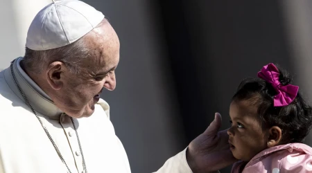 El Papa Francisco y una niña en el Vaticano 21042025