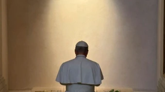 El Papa León XIV reza ante la tumba del Papa Francisco en Santa María la Mayor en Roma.