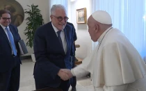 El Papa Francisco saluda al rector de la Gran Mezquita de París