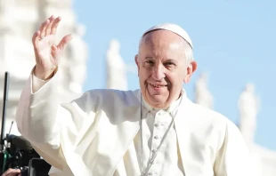 Foto del Papa Francisco en Audiencia General en 2016. Crédito: Daniel Ibáñez / EWTN