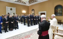 El Papa León XIV da una bendición a los miembros de la Fundación Nacional Ítalo-Americana durante su encuentro el 4 de junio de 2025 en el Vaticano.