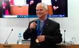 Mons. Robert Prevost, actual Papa León XIV, cuando recibió la Medalla de Oro Santo Toribio de Mogrovejo del Episcopado peruano el 14 de marzo de 2023.