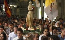 Jóvenes portan a la Virgen por las calles de Madrid mientras rezan el Rosario.