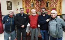 El P. Antonio Rodríguez, en el centro, junto a su comunidad salesiana.