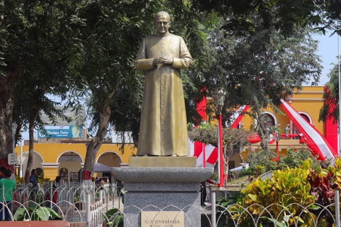 La imagen de San Josemaría en la plaza de armas de Cañete 17072024