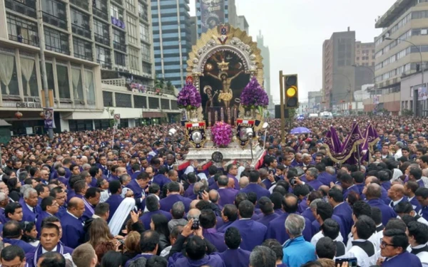 Multitudinaria procesión del Señor de los Milagros en Lima. Crédito: David Ramos / ACI Prensa.