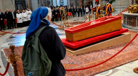 Sor Genevieve Jeanningros reza delante del féretro donde descansan los restos del Papa Francisco.