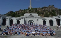 Siendo prior de los agustinos, León XIV visitó el Valle de los Caídos con un grupo de jóvenes en 2003 (abajo, con camisa blanca).